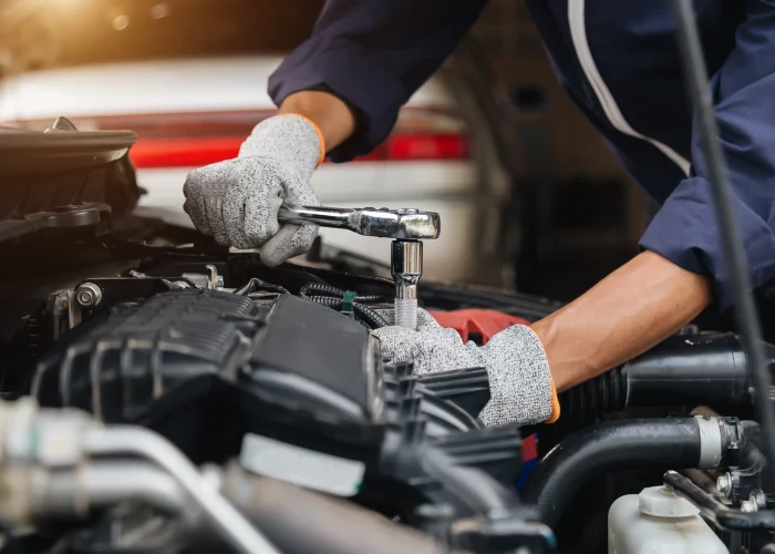 Mécanicien automobile au garage automobile à Lamballe